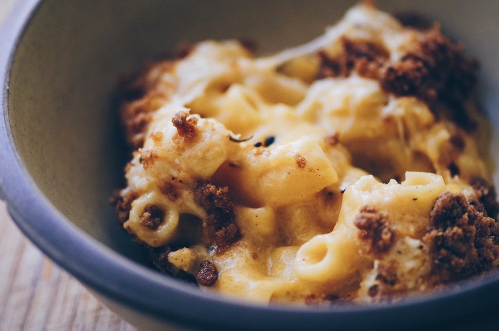  Super creamy and delicious Gluten-Free Butternut Squash Macaroni and Cheese! This cheesy dish with its flavorful breadcrumb topping makes a great autumn meal! #macncheese #macaroniandcheese #glutenfree #butternutsquash #kidfriendly #autumn #fall #cheesy 