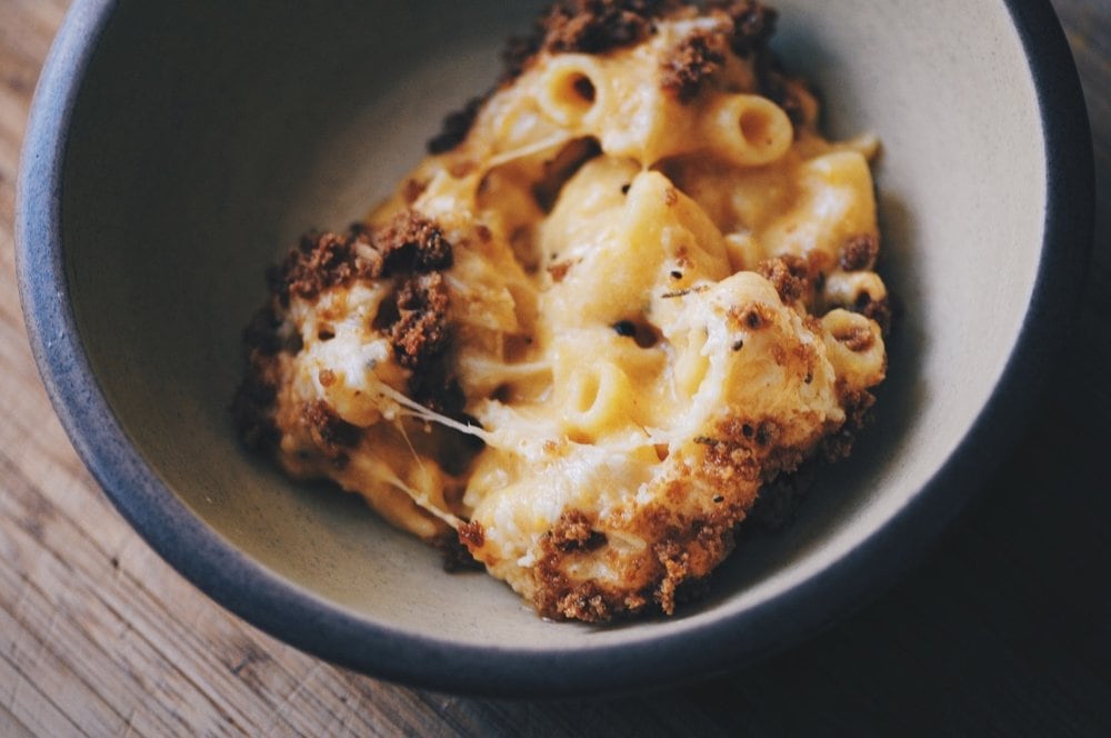  Super creamy and delicious Gluten-Free Butternut Squash Macaroni and Cheese! This cheesy dish with its flavorful breadcrumb topping makes a great autumn meal! #macncheese #macaroniandcheese #glutenfree #butternutsquash #kidfriendly #autumn #fall #cheesy 