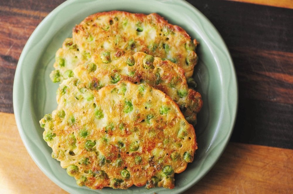  Gluten-Free Cheddar and Pea Fritters #glutenfree #fritters #patties #glutenfree #cheesy #cheddar #peas #snack #appetizer 