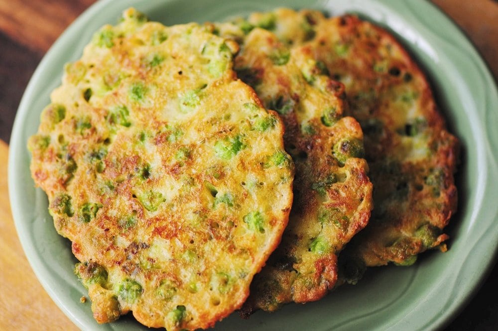  Gluten-Free Cheddar and Pea Fritters #glutenfree #fritters #patties #glutenfree #cheesy #cheddar #peas #snack #appetizer 