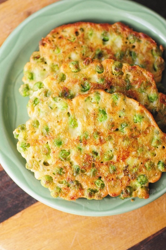  Gluten-Free Cheddar and Pea Fritters #glutenfree #fritters #patties #glutenfree #cheesy #cheddar #peas #snack #appetizer 