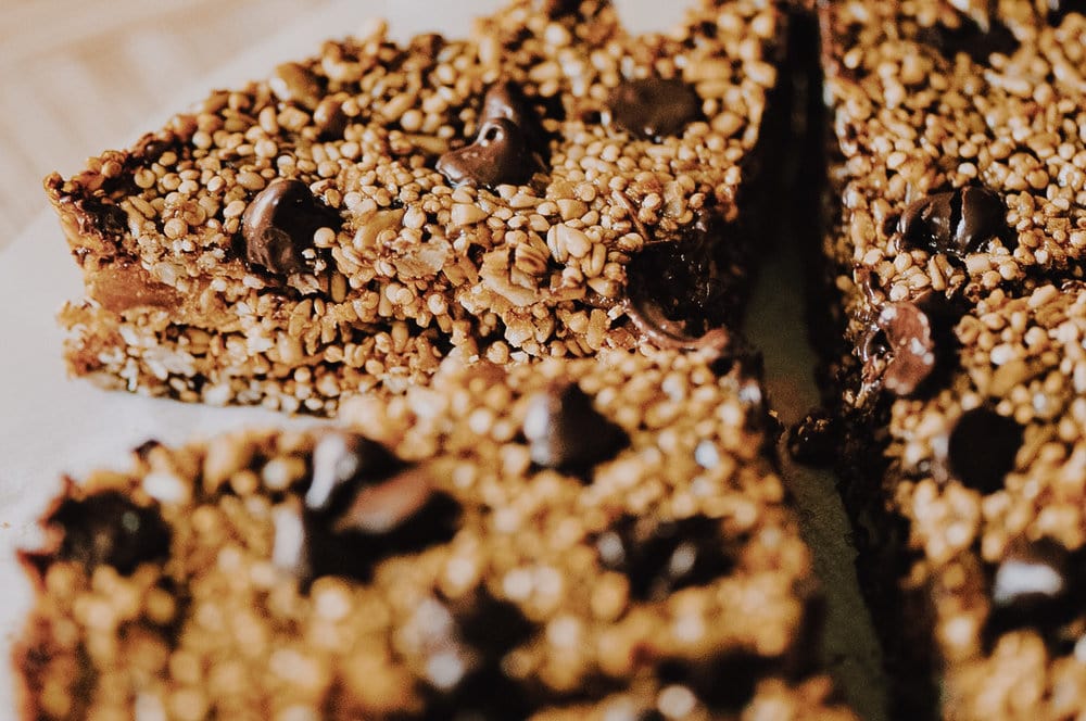  Super nutritious and delicious Chocolate Chip Quinoa and Steel Cut Oat Granola Bars! These make a perfect gluten-free and vegan snack! #bars #granolabars #quinoa #steelcutoats #chocolatechip #easy #healthy #refinedsugarfree #glutenfree #vegan #snack 