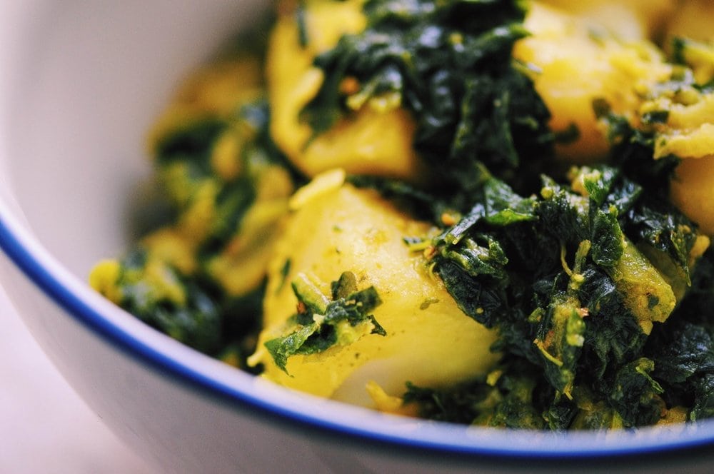  A super flavorful, easy and healthy gluten-free & vegan Spicy Kale and Potato Curry! #curry #indian #indianfood #easy #healthy #spicy #glutenfree #vegan #potato #kale #aloo #alookale #lunch #dinner 