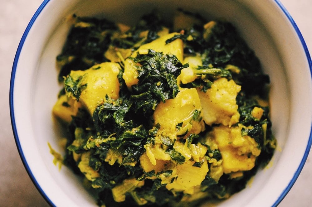  A super flavorful, easy and healthy gluten-free & vegan Spicy Kale and Potato Curry! #curry #indian #indianfood #easy #healthy #spicy #glutenfree #vegan #potato #kale #aloo #alookale #lunch #dinner 