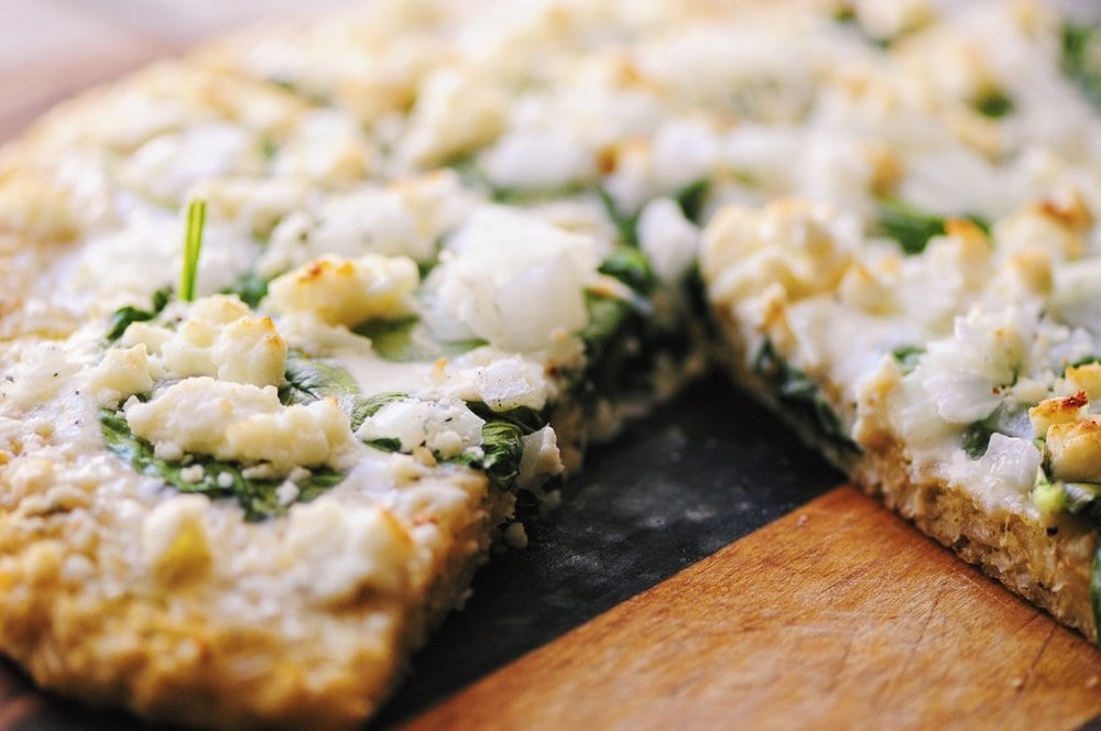  Gluten-Free Brown Rice Pizza Crust - A 5 ingredient gluten-free pizza crust that is super EASY to make and DELICIOUS! #glutenfree #pizza #pizzacrust #brownrice #brownricepizzacrust #glutenfreepizza #glutenfreepizzacrust #vegetarian #healthy #dinner #5ingredients 