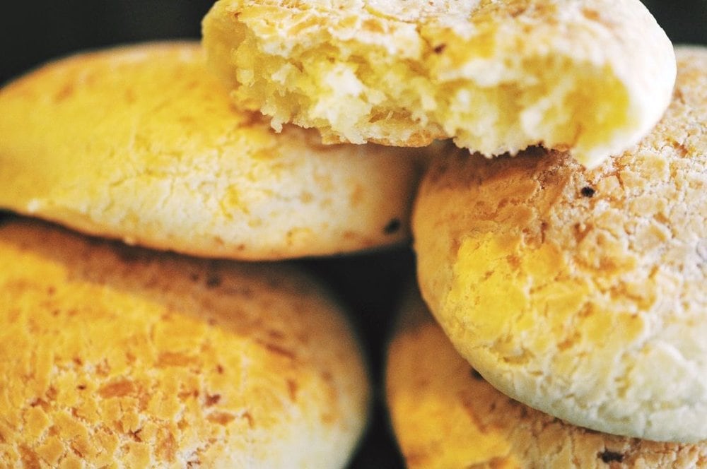  An easy and delicious cheesy gluten-free bread with its roots in Ecuador. Pan de Yuca will become a dinner table staple in no time! #pandeyuca #pan #bread #cheesy #tapioca #yuca #ecuador #southamerican #Ecuadorian #glutenfree 