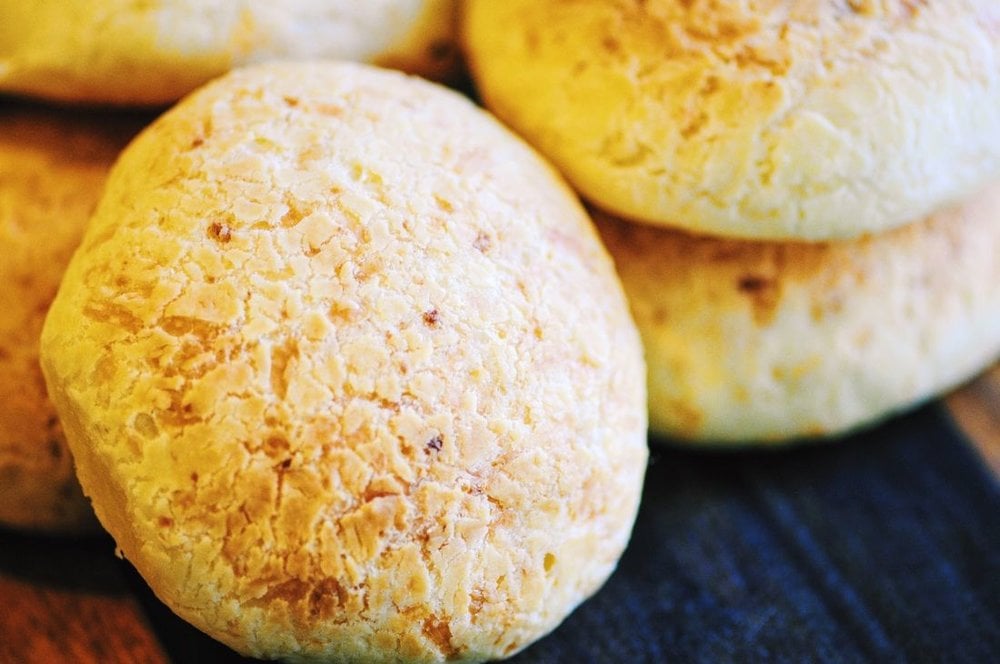  An easy and delicious cheesy gluten-free bread with its roots in Ecuador. Pan de Yuca will become a dinner table staple in no time! #pandeyuca #pan #bread #cheesy #tapioca #yuca #ecuador #southamerican #Ecuadorian #glutenfree 