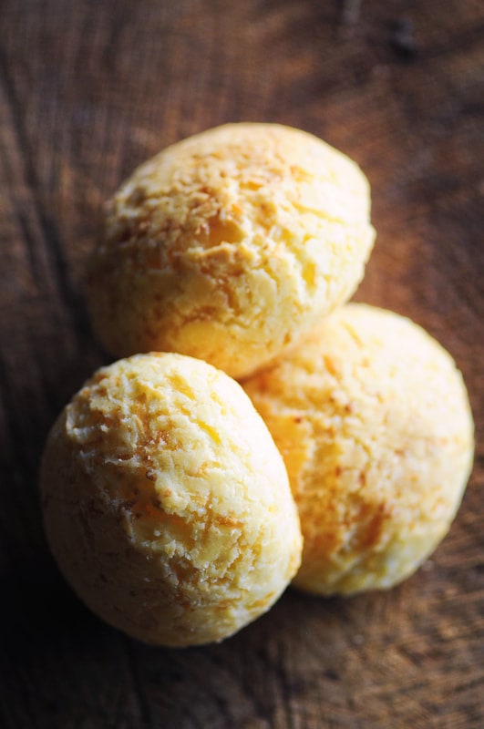  An easy and delicious cheesy gluten-free bread with its roots in Ecuador. Pan de Yuca will become a dinner table staple in no time! #pandeyuca #pan #bread #cheesy #tapioca #yuca #ecuador #southamerican #Ecuadorian #glutenfree 