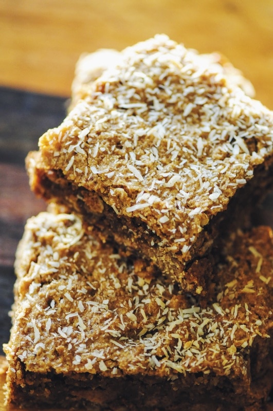 These delicious Gluten-Free & Vegan Almond Coconut Oat Bars are filled with wholesome healthy ingredients, super easy to make and ridiculously tasty! #bars #almondcoconut #vegan #glutenfree #healthy #easy #snack #dessert #kidfriendly #refinedsugar free 