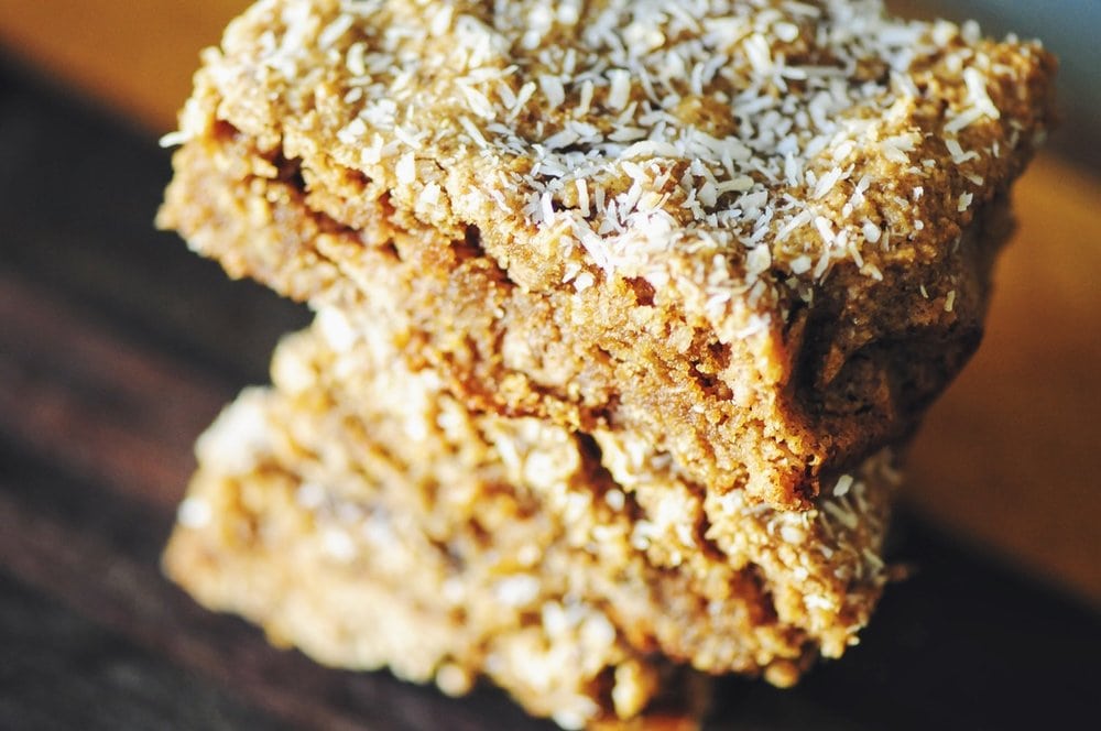  These delicious Gluten-Free & Vegan Almond Coconut Oat Bars are filled with wholesome healthy ingredients, super easy to make and ridiculously tasty! #bars #almondcoconut #vegan #glutenfree #healthy #easy #snack #dessert #kidfriendly #refinedsugar free 