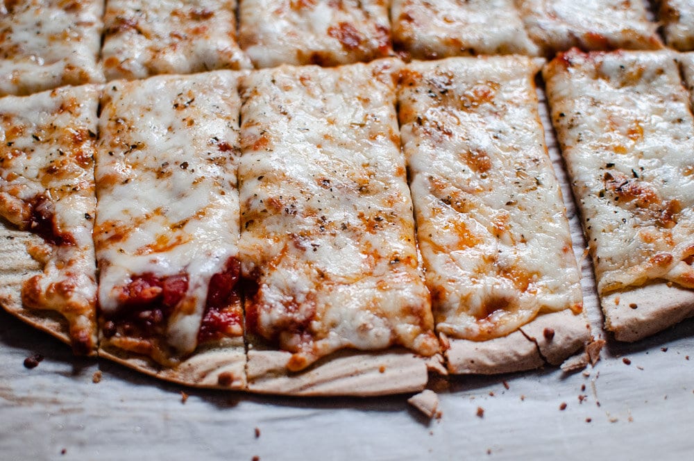  Quinoa Pizza Crust - Gluten-free, vegan and SUPER easy, healthy and delicious! #quinoapizza #quinoaflatbread #quinoapizzacrust | Quinoa Pizza | Quinoa Pizza Crust | Quinoa Flatbread 