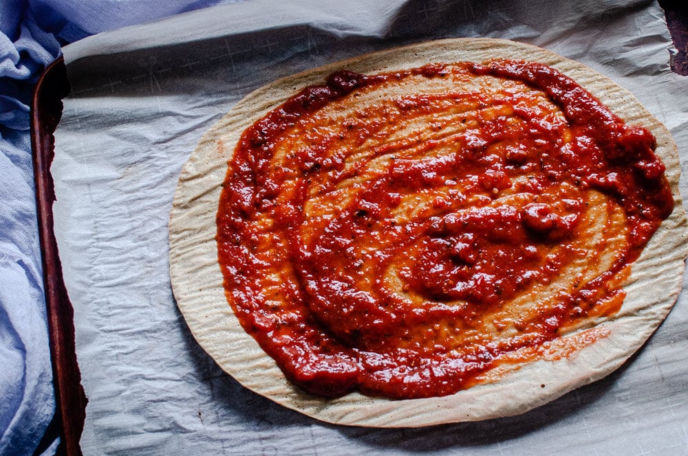  Quinoa Pizza Crust - Gluten-free, vegan and SUPER easy, healthy and delicious! #quinoapizza #quinoaflatbread #quinoapizzacrust | Quinoa Pizza | Quinoa Pizza Crust | Quinoa Flatbread 