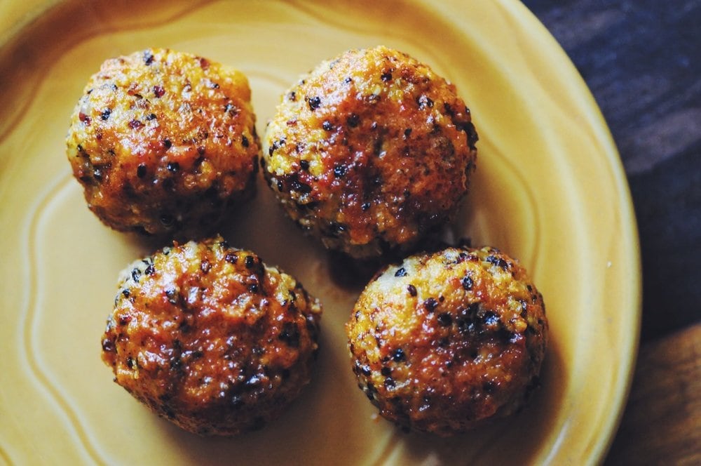  Incredibly delicious gluten-free white cheddar quinoa bites with hot and spicy buffalo sriracha sauce! The perfect appetizer or party food! #quinoa #quinoaballs #quinoabites #vegetarianmeatballs #spicy #buffalosauce #whitecheddarcheese #sriracha #appetizer #fingerfood #partyfood #meal #dinner #lunch #veggie #superbowl 