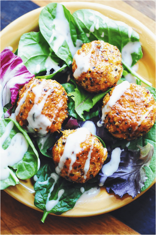  Incredibly delicious gluten-free white cheddar quinoa bites with hot and spicy buffalo sriracha sauce! The perfect appetizer or party food! #quinoa #quinoaballs #quinoabites #vegetarianmeatballs #spicy #buffalosauce #whitecheddarcheese #sriracha #appetizer #fingerfood #partyfood #meal #dinner #lunch #veggie #superbowl 