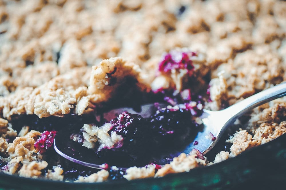  A super easy, healthy, and delicious Gluten-Free Crumble made with Blackberries, Coconut, and Oats! Gluten-free & vegan. #blackberry #coconut #oat #crumble #crisp #pie #dessert #healthy #easy #vegan #glutenfree 