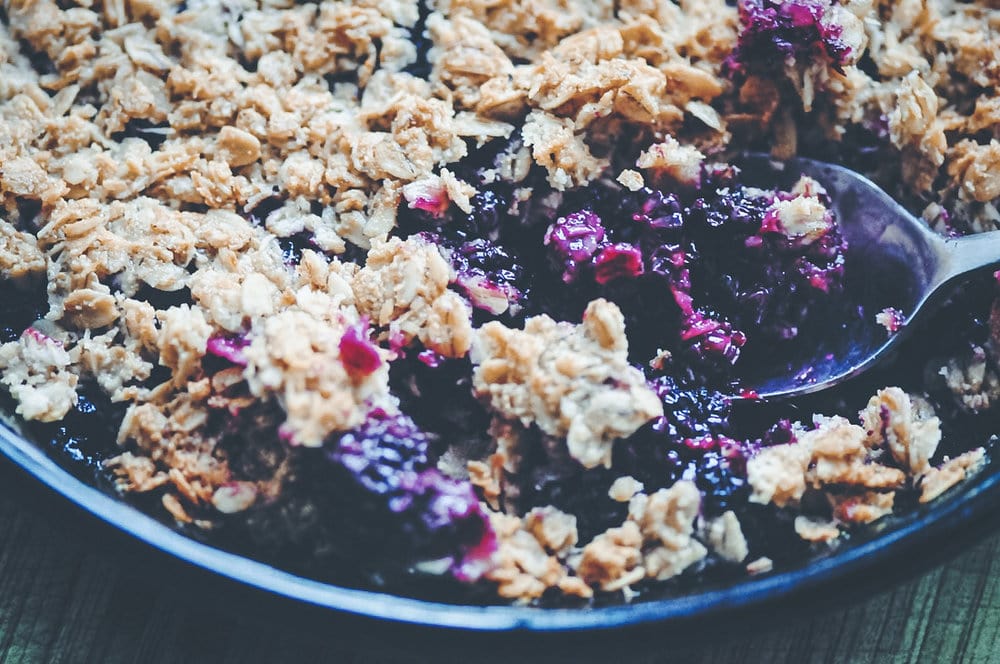  A super easy, healthy, and delicious Gluten-Free Crumble made with Blackberries, Coconut, and Oats! Gluten-free & vegan. #blackberry #coconut #oat #crumble #crisp #pie #dessert #healthy #easy #vegan #glutenfree 