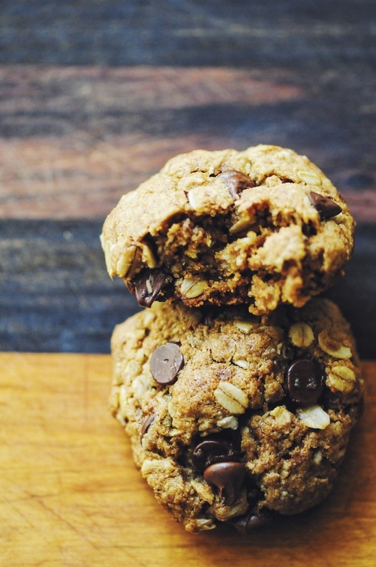  Super delicious Gluten-Free Coconut Chocolate Chip Oatmeal Cookies made with a blend of brown rice and almond flours & free of refined sugar! #cookies #glutenfreecookies #glutenfree #refinedsugarfree #coconut #oatmeal #easy #dessert 