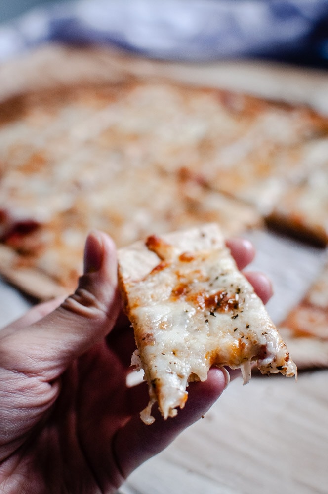  Quinoa Pizza Crust - Gluten-free, vegan and SUPER easy, healthy and delicious! #quinoapizza #quinoaflatbread #quinoapizzacrust | Quinoa Pizza | Quinoa Pizza Crust | Quinoa Flatbread 