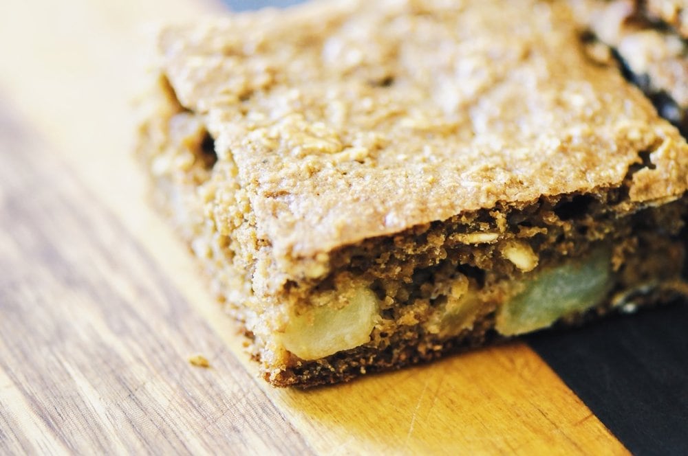  These easy, delicious and protein-packed Gluten-Free Chewy Apple & Oat Breakfast Squares makes a great meal, snack or healthy treat! #oatbars #squares #glutenfreebreakfast #kidfriendly #applebars #healthy 
