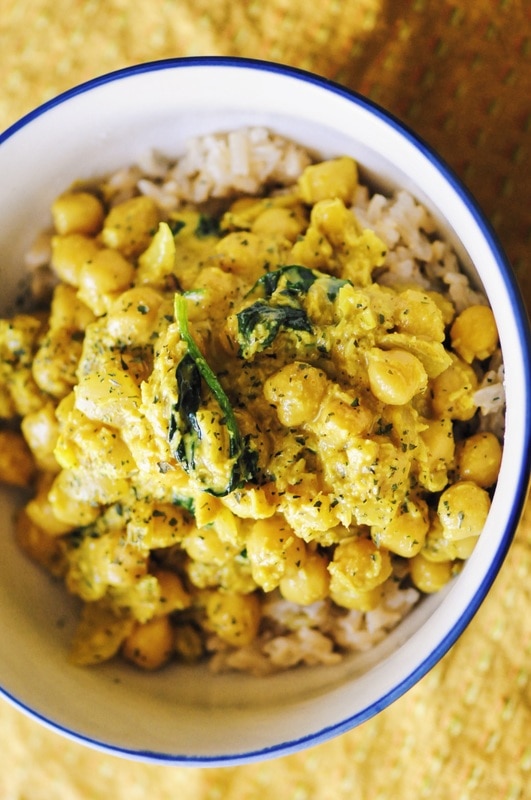  A super creamy, healthy, easy, filling and delicious Coconut Chickpea Curry. This flavorful Indian dish is vegan, gluten-free and makes amazing leftovers perfect for lunch or dinner! #indianfood #chickpeacurry #coconutcurry #vegan #glutenfree #lunch #dinner #healthy 
