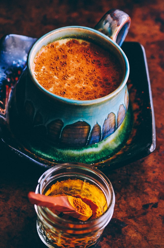  A soothing and healing spicy golden milk (turmeric tea) with amazing health benefits! Vegan & gluten-free. #goldenmilk #spiced #spicy #spicygoldenmilk #turmeric #turmerictea #drink #beverage #healthy #ayurveda #antiinflammatory #vegan 