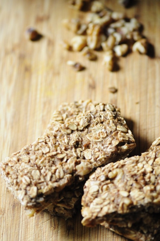  Super easy, healthy and delicious Banana Chai Walnut Chewy Oatmeal Bars that are gluten-free, vegan and sweetened by bananas alone! #sugarfreegranolabars #bananachai #walnutbars #chewybars #oatmealbars #glutenfreebars #veganbars #chaibars 