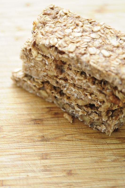  Super easy, healthy and delicious Banana Chai Walnut Chewy Oatmeal Bars that are gluten-free, vegan and sweetened by bananas alone! #sugarfreegranolabars #bananachai #walnutbars #chewybars #oatmealbars #glutenfreebars #veganbars #chaibars 