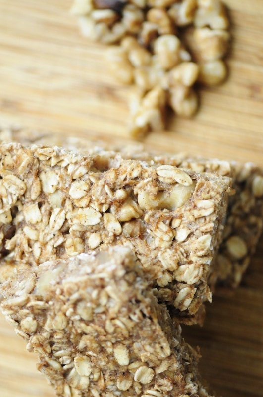  Super easy, healthy and delicious Banana Chai Walnut Chewy Oatmeal Bars that are gluten-free, vegan and sweetened by bananas alone! #sugarfreegranolabars #bananachai #walnutbars #chewybars #oatmealbars #glutenfreebars #veganbars #chaibars 