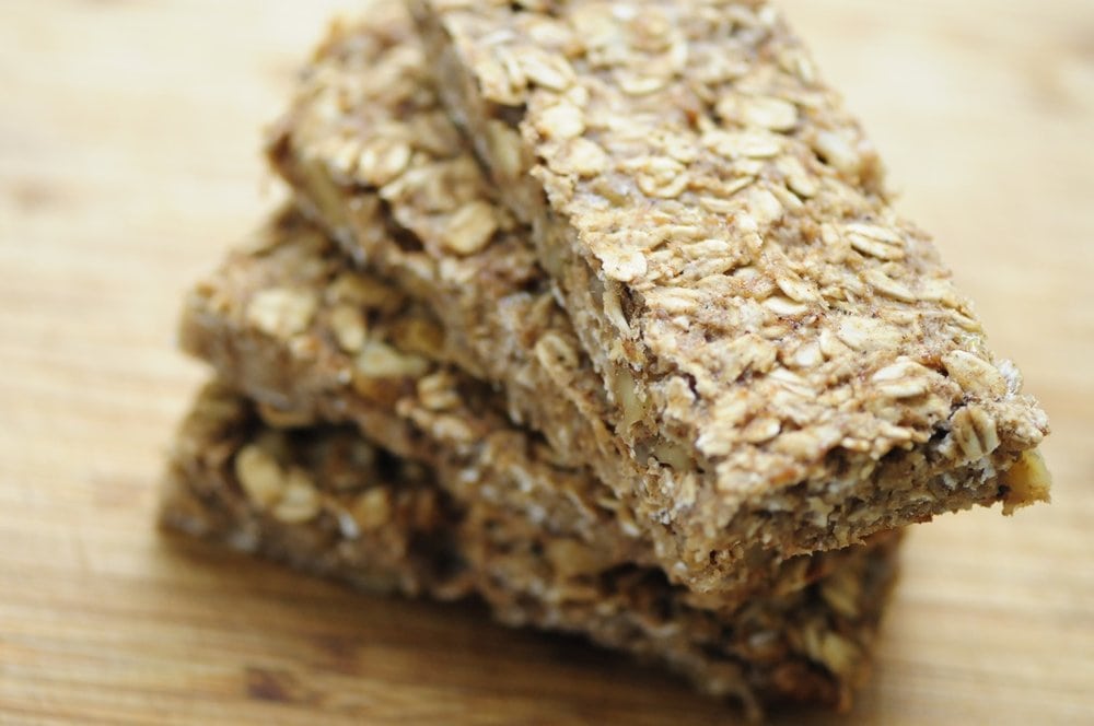  Super easy, healthy and delicious Banana Chai Walnut Chewy Oatmeal Bars that are gluten-free, vegan and sweetened by bananas alone! #sugarfreegranolabars #bananachai #walnutbars #chewybars #oatmealbars #glutenfreebars #veganbars #chaibars 