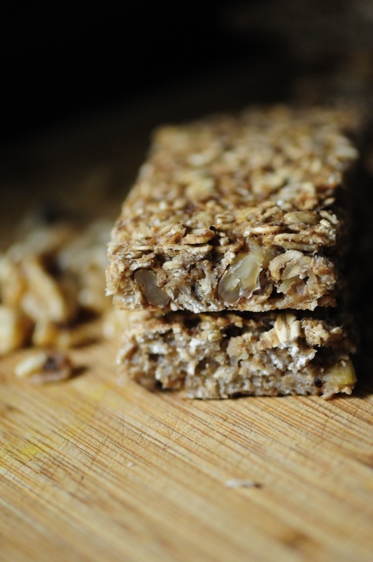  Super easy, healthy and delicious Banana Chai Walnut Chewy Oatmeal Bars that are gluten-free, vegan and sweetened by bananas alone! #sugarfreegranolabars #bananachai #walnutbars #chewybars #oatmealbars #glutenfreebars #veganbars #chaibars 