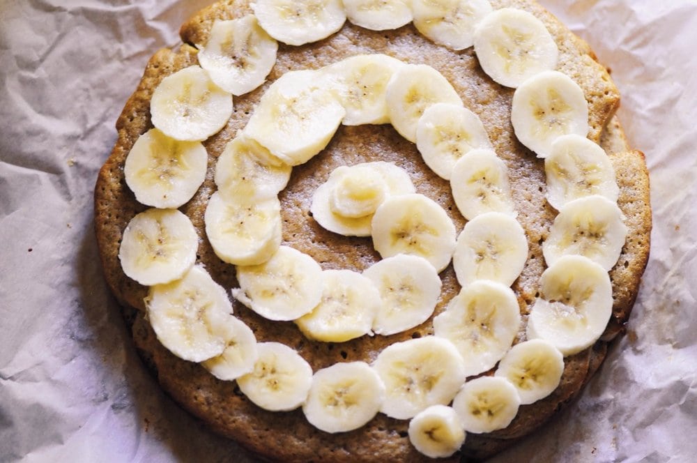  This Gluten-Free Banana Cake is super healthy, simple, delicious and free of refined sugar! #glutenfreebananacake #healthycake #glutenfreebaking #refinedsugarfree #cake #glutenfree 