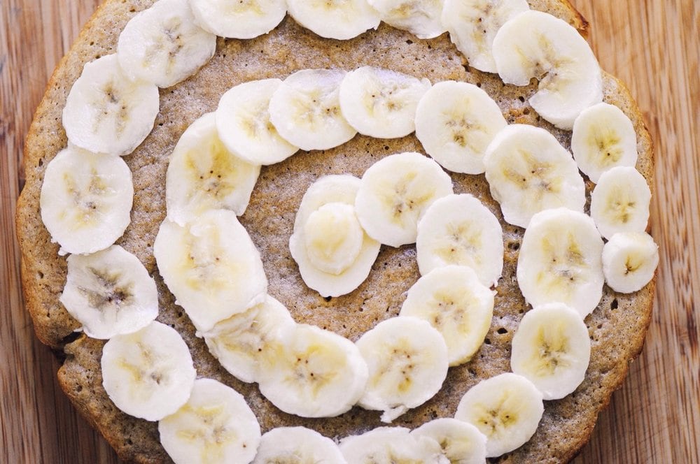  This Gluten-Free Banana Cake is super healthy, simple, delicious and free of refined sugar! #glutenfreebananacake #healthycake #glutenfreebaking #refinedsugarfree #cake #glutenfree 