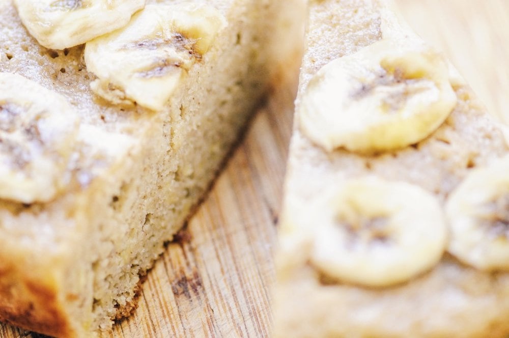  This Gluten-Free Banana Cake is super healthy, simple, delicious and free of refined sugar! #glutenfreebananacake #healthycake #glutenfreebaking #refinedsugarfree #cake #glutenfree 