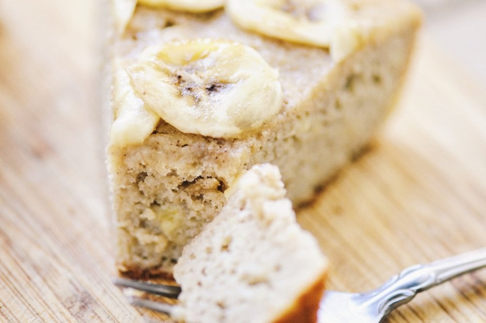  This Gluten-Free Banana Cake is super healthy, simple, delicious and free of refined sugar! #glutenfreebananacake #healthycake #glutenfreebaking #refinedsugarfree #cake #glutenfree 