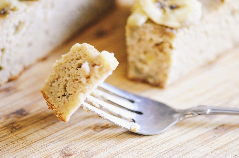  This Gluten-Free Banana Cake is super healthy, simple, delicious and free of refined sugar! #glutenfreebananacake #healthycake #glutenfreebaking #refinedsugarfree #cake #glutenfree 