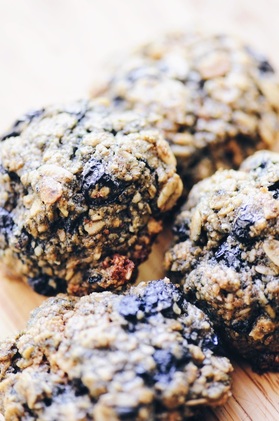  Super tasty, healthy and easy Gluten-Free Blueberry Ginger Oatmeal Cookies that are also dairy-free and free of refined sugar! #glutenfreeblueberrycookies #blueberryginger #blueberrygingercookies #glutenfree #refinedsugarfree #dairyfreecookies #glutenfreeoatmealcookies #blueberryoatmeal 