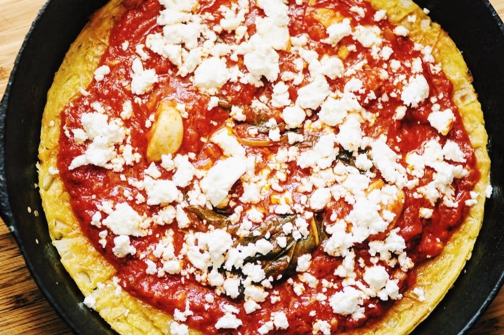  Super fast, easy healthy and delicious Rosemary, Onion, and Feta Farinata (Socca) Pizza topped with Mezzetta’s amazing Whole Garlic and Sweet Basil Marinara Sauce! Gluten-free with a vegan option! #thestoryofsauce #farinatapizza #soccapizza #glutenfreepizza #glutenfreeitalian #rosemary #onion #fetacheese #garlic #basil 