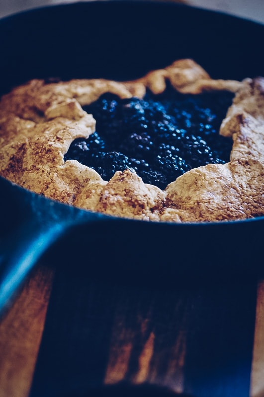  Amazing flavors and textures combine in this juicy & decadent gluten-free blackberry galette with a crispy polenta rustic pie crust. #blackberrygalette #polentapie #glutenfreegalette #glutenfreeblackberrygalette #blackberrypolenta #glutenfreepie #rusticpie 