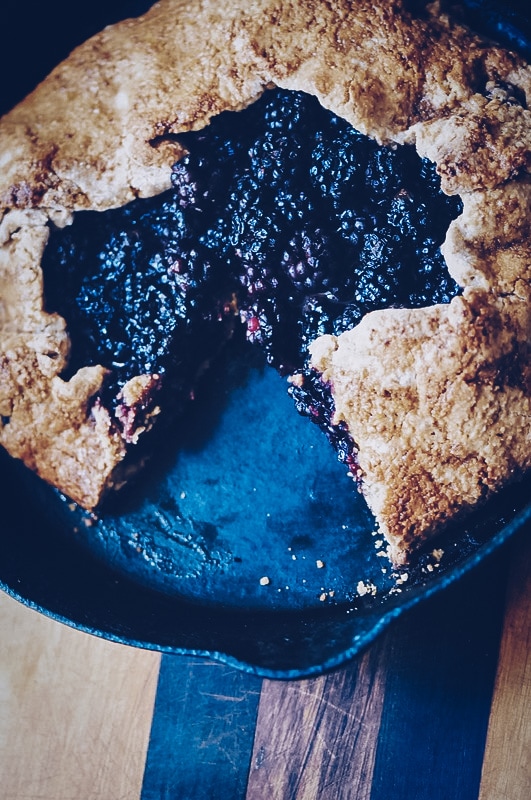  Amazing flavors and textures combine in this juicy & decadent gluten-free blackberry galette with a crispy polenta rustic pie crust. #blackberrygalette #polentapie #glutenfreegalette #glutenfreeblackberrygalette #blackberrypolenta #glutenfreepie #rusticpie 