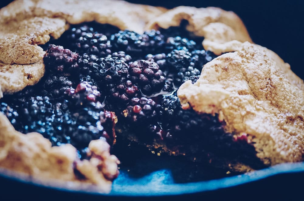  Amazing flavors and textures combine in this juicy & decadent gluten-free blackberry galette with a crispy polenta rustic pie crust. #blackberrygalette #polentapie #glutenfreegalette #glutenfreeblackberrygalette #blackberrypolenta #glutenfreepie #rusticpie 