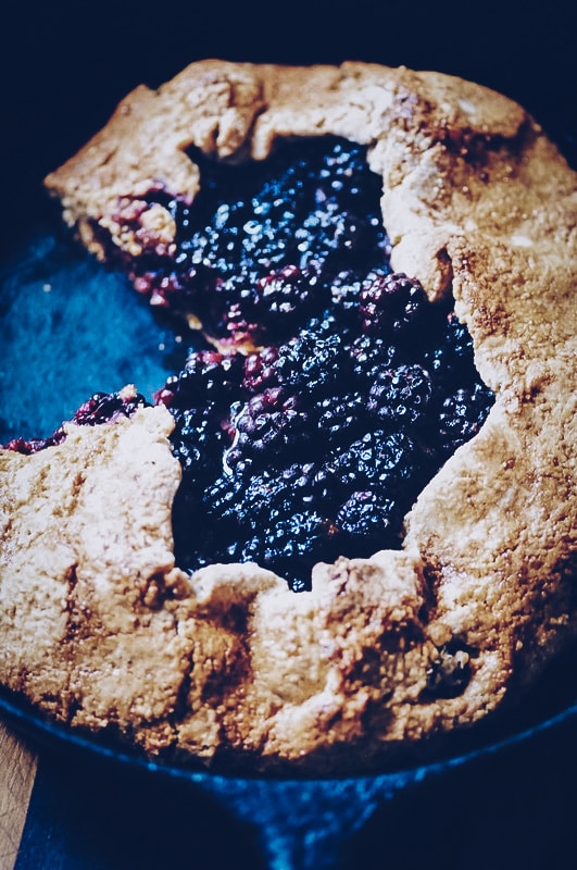  Amazing flavors and textures combine in this juicy & decadent gluten-free blackberry galette with a crispy polenta rustic pie crust. #blackberrygalette #polentapie #glutenfreegalette #glutenfreeblackberrygalette #blackberrypolenta #glutenfreepie #rusticpie 