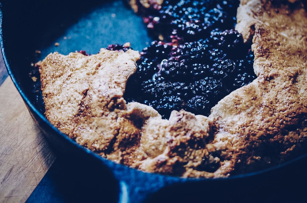  Amazing flavors and textures combine in this juicy & decadent gluten-free blackberry galette with a crispy polenta rustic pie crust. #blackberrygalette #polentapie #glutenfreegalette #glutenfreeblackberrygalette #blackberrypolenta #glutenfreepie #rusticpie 