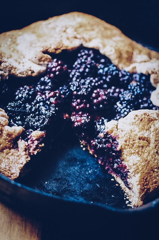  Amazing flavors and textures combine in this juicy & decadent gluten-free blackberry galette with a crispy polenta rustic pie crust. #blackberrygalette #polentapie #glutenfreegalette #glutenfreeblackberrygalette #blackberrypolenta #glutenfreepie #rusticpie 