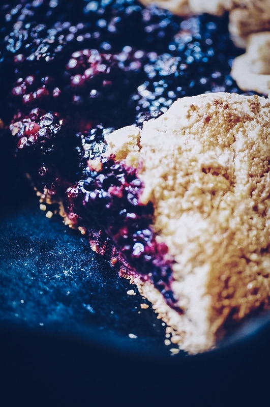  Amazing flavors and textures combine in this juicy & decadent gluten-free blackberry galette with a crispy polenta rustic pie crust. #blackberrygalette #polentapie #glutenfreegalette #glutenfreeblackberrygalette #blackberrypolenta #glutenfreepie #rusticpie 