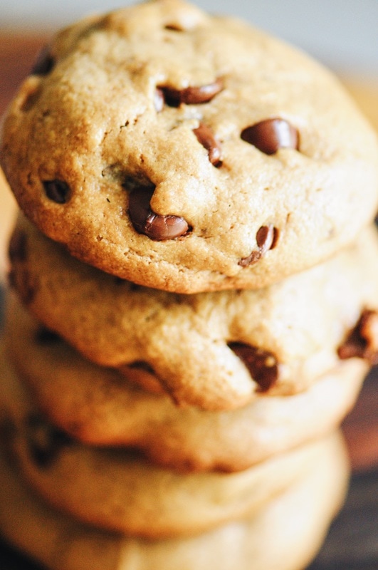  Thick, chewy, easy and delicious 5 ingredient gluten-free, dairy-free, flourless, refined sugar-free Chocolate Chip Tahini Cookies! #cookies #glutenfreecookies #flourless #flourfree #dairyfree #refinedsugarfree #tahini #chocolatechip #thick #chewy #easy #chocolatechiptahinicookies 