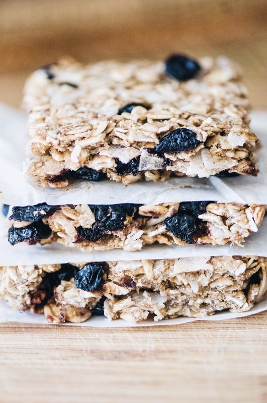  Naturally sweetened, chewy, healthy, and delicious blueberry coconut oatmeal bars! Ready to eat in 30 minutes! Vegan & gluten-free! #glutenfreebars #granolabars #blueberrybars #coconutbars #chewybars #sugarfreebars #easy #healthy #blueberrycoconut 