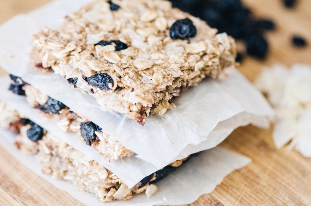  Naturally sweetened, chewy, healthy, and delicious blueberry coconut oatmeal bars! Ready to eat in 30 minutes! Vegan & gluten-free! #glutenfreebars #granolabars #blueberrybars #coconutbars #chewybars #sugarfreebars #easy #healthy #blueberrycoconut 