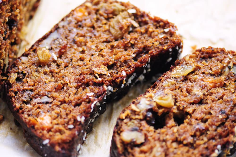  An absolutely scrumptious gluten-free morning glory bread packed with apples, carrots, raisins, walnuts, coconut, greek yogurt, and poppy seeds! Big on flavor, filling, and makes an excellent breakfast or afternoon treat with tea. #morningglory #morningglorybread #glutenfree #glutenfreebreakfast #applebread #carrotbread #raisinbread #healthybread #sweetloaf 