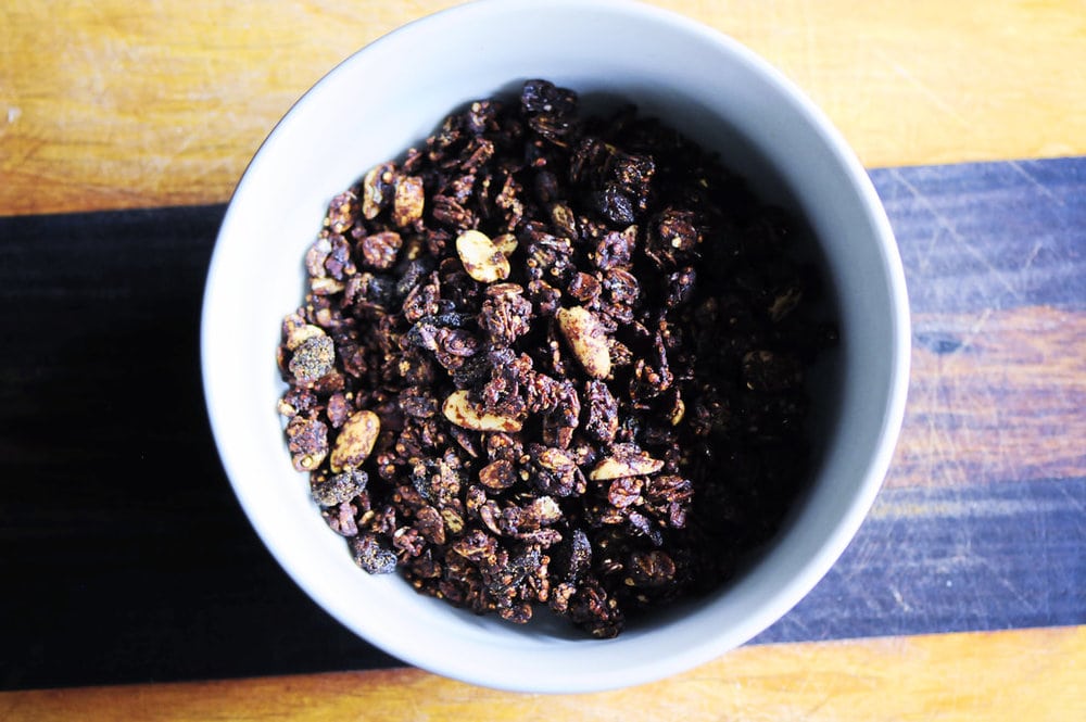  A crunchy gluten-free & vegan quinoa granola with oats, raisins, peanuts, cocoa and a hint of ginger. High in iron, protein and B vitamins! It makes a great breakfast or snack! #quinoagranola #chocolategranola #molasses #glutenfreegranola #crunchy #cereal #vegangranola #breakfast #healthysnack 