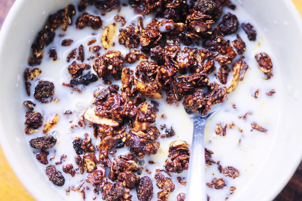  A crunchy gluten-free & vegan quinoa granola with oats, raisins, peanuts, cocoa and a hint of ginger. High in iron, protein and B vitamins! It makes a great breakfast or snack! #quinoagranola #chocolategranola #molasses #glutenfreegranola #crunchy #cereal #vegangranola #breakfast #healthysnack 
